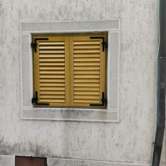 Drvena_pomična_grilja_škura_zadar_pro_stolarija_vrata_prozori_mp_drvo_namjestaj_ugradnja_montaza_transport