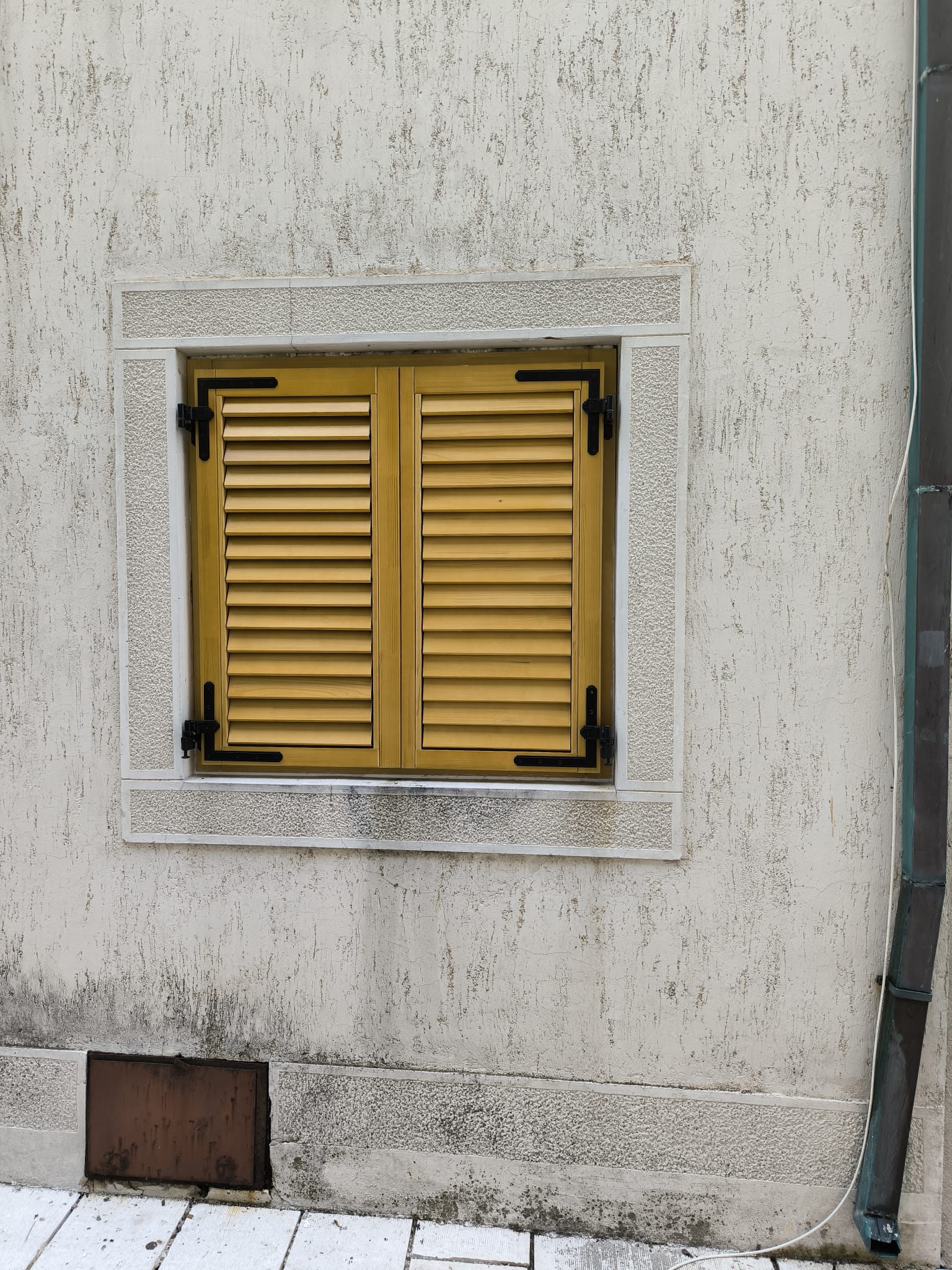 Drvena_pomična_grilja_škura_zadar_pro_stolarija_vrata_prozori_mp_drvo_namjestaj_ugradnja_montaza_transport